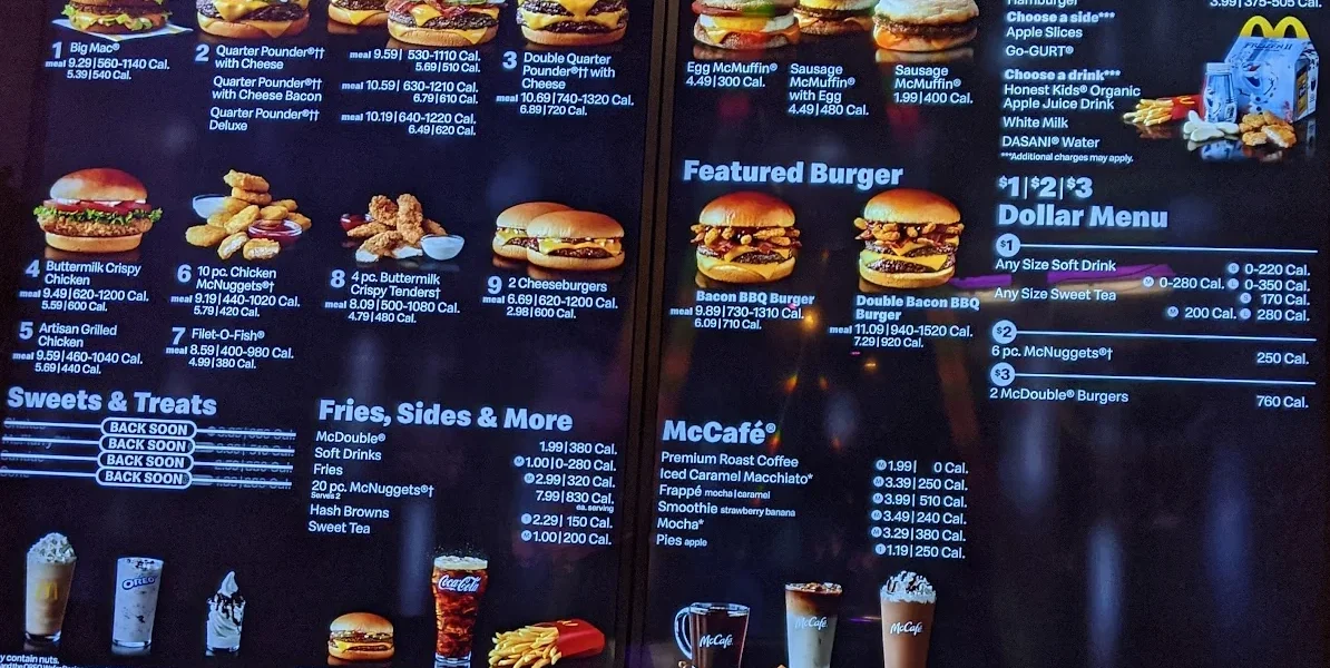 Цифрове меню McDonalds з бургерами, напоями та написом BACK SOON