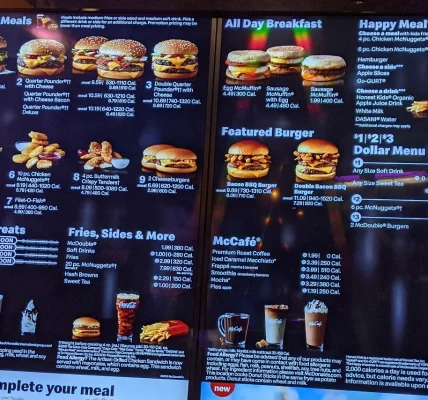 Цифрове меню McDonalds з бургерами, напоями та написом BACK SOON