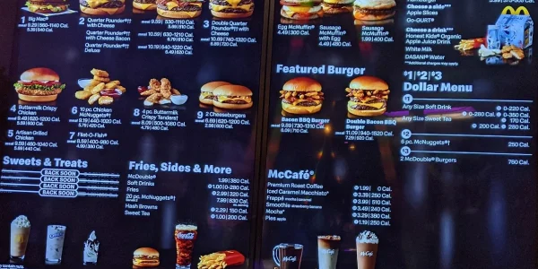 Цифрове меню McDonalds з бургерами, напоями та написом BACK SOON