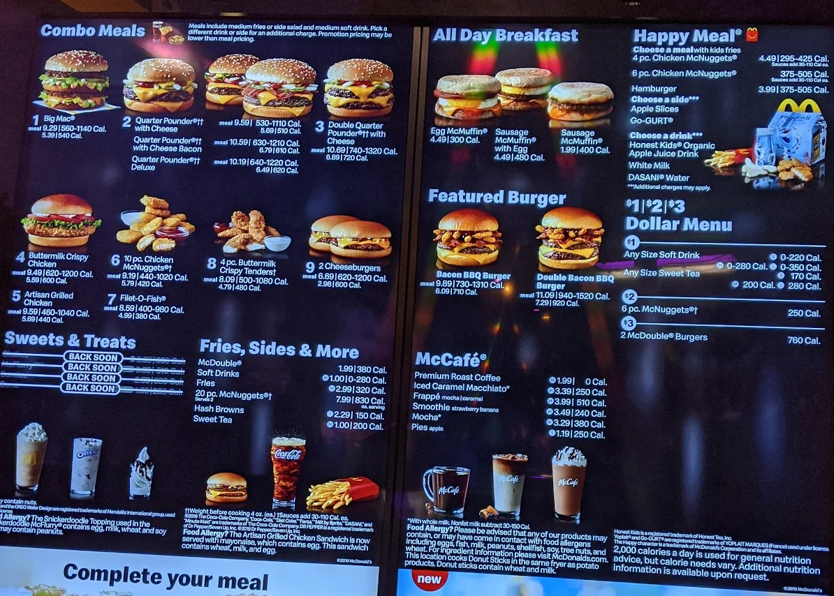 Цифрове меню McDonalds з бургерами, напоями та написом BACK SOON