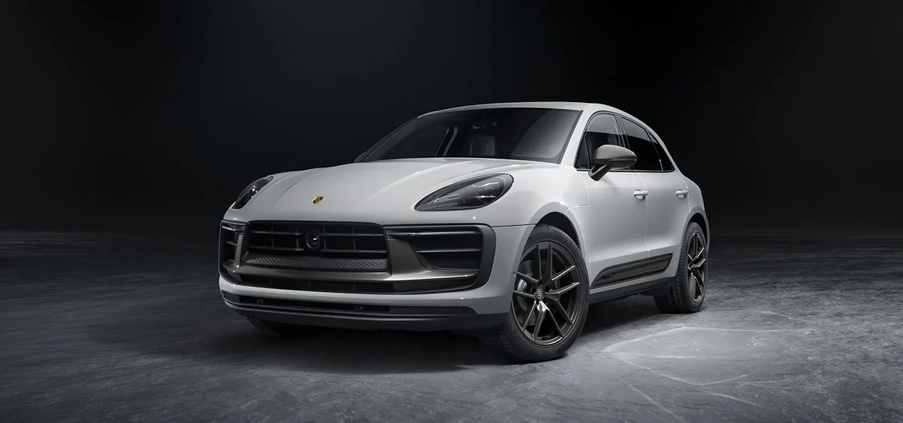 Білий Porsche Macan T на темному студійному тлі з чорними дисками