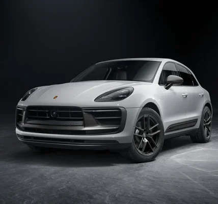 Білий Porsche Macan T на темному студійному тлі з чорними дисками