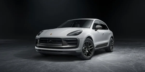Білий Porsche Macan T на темному студійному тлі з чорними дисками